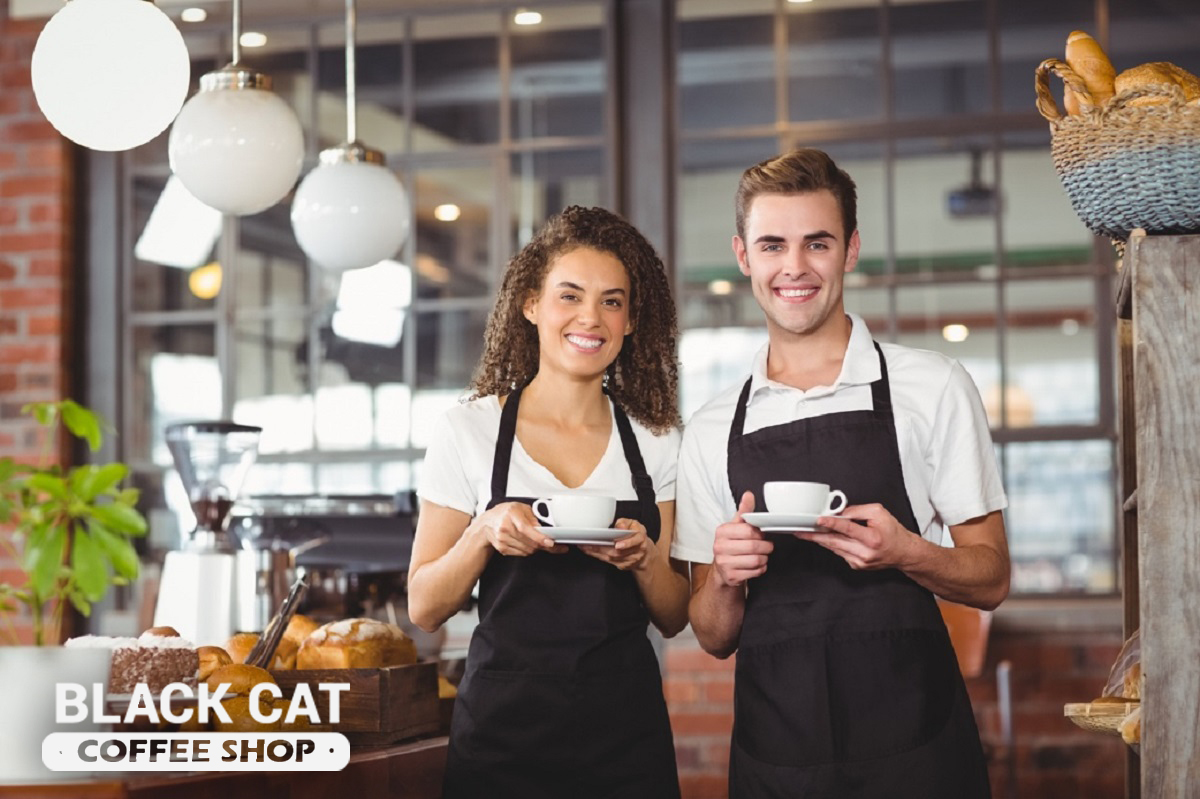 İstanbul şubesinde gülümseyen iki barista