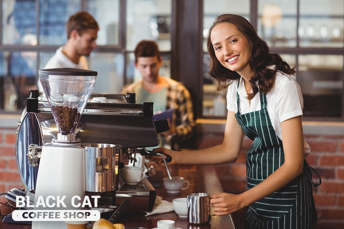 İzmir şubesinde kahve hazırlayan barista