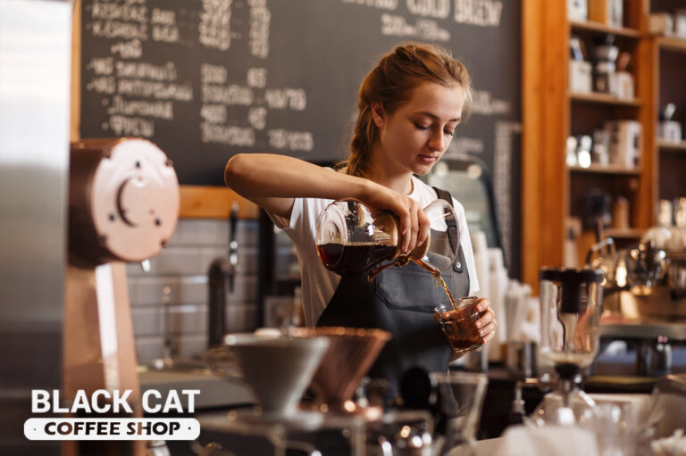 Antalya şubesinde filtre kahve demleyen barista