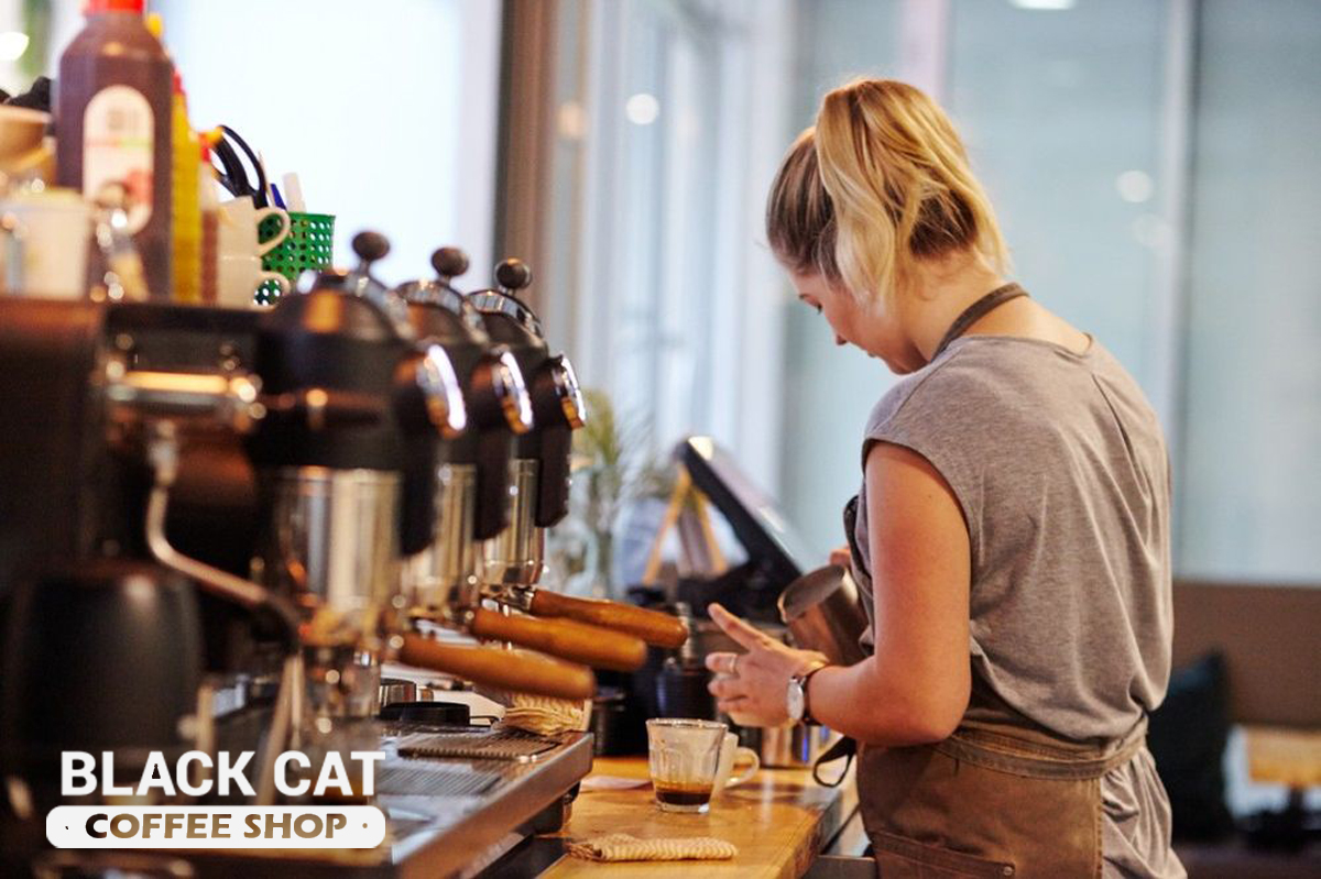 Ankara şubesinde espresso makinesi başında barista
