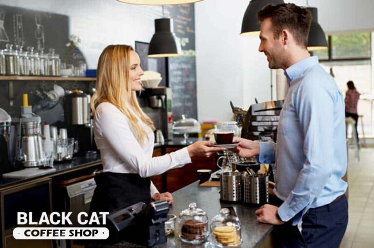 Bursa şubesinde müşteriye kahve veren barista