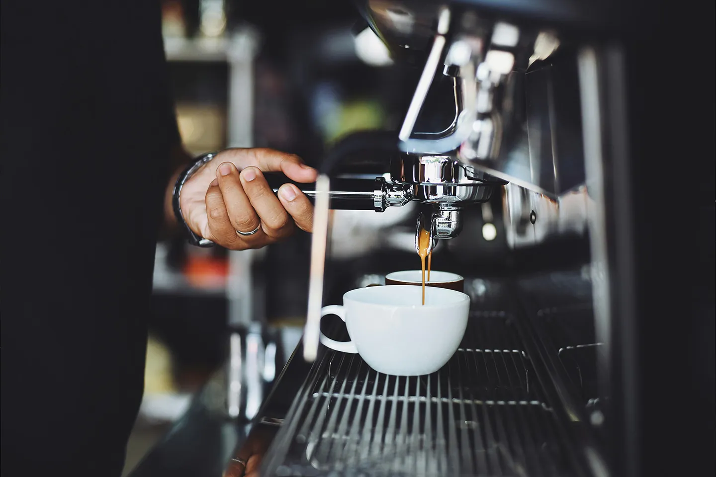 Barista espresso hazırlıyor
