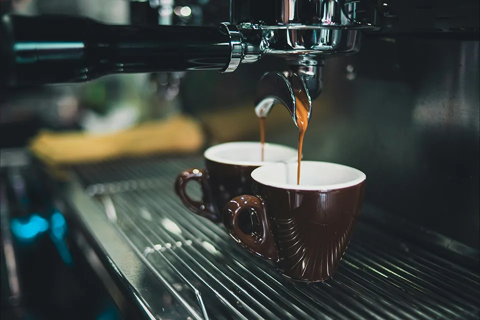 Makineden iki fincana akan espresso